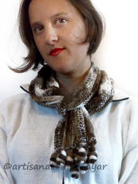 Echarpe en laine d'alpaga marron et blanche tissée au crochet