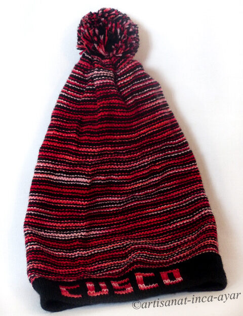 Long bonnet en alpaga rouge et noir avec pompon