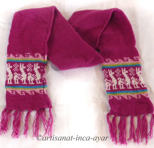 Echarpe en laine d'alpaga fuchsia motifs lamas