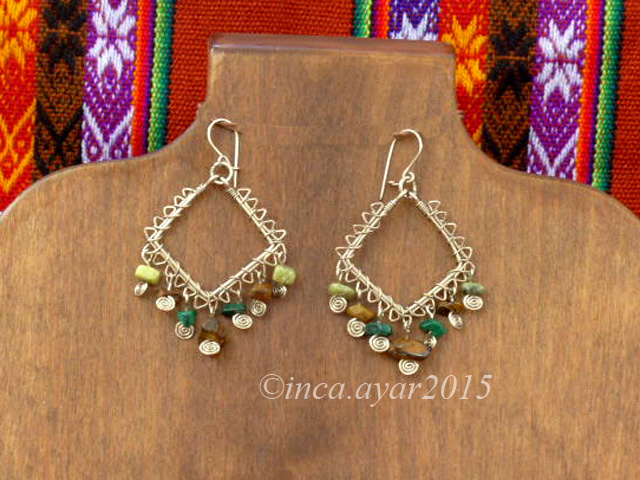 Boucles d'oreilles en losanges et pierres vertes et marrons