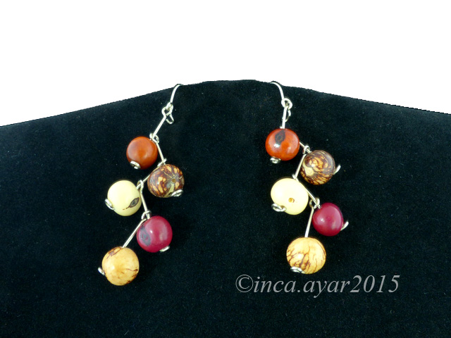 Boucles d'oreilles zig zag ornées de graines d'asais marrons et beiges
