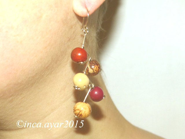 Boucles d'oreilles zig zag ornées de graines d'asais marrons et beiges
