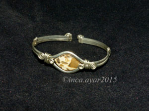 Bracelet en métal argenté rigide et pierre de jaspe léopardite