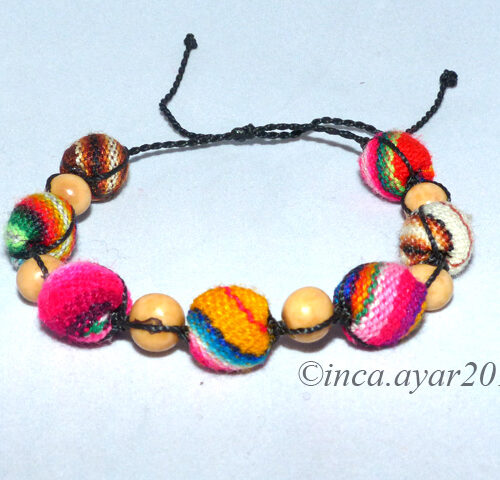Bracelet en perles ornées de tissu péruvien et graines d'asai