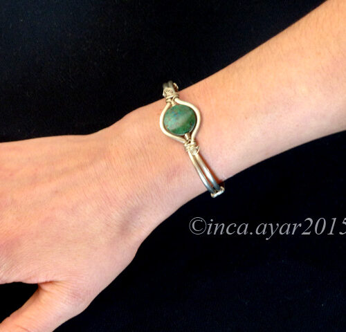 Bracelet en métal argenté rigide et pierre de chrysocolle