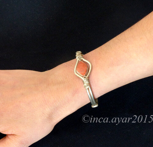 Bracelet en métal argenté rigide et pierre de jaspe rouge