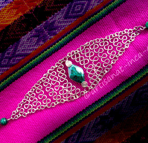 Bracelet en métal argenté orné d'une pierre de chrysocolle en losange et de perles de malachite