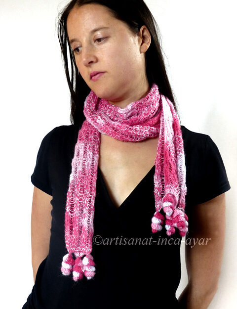 Echarpe en laine d'alpaga rose et blanc tissée au crochet
