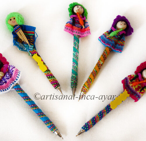 Stylo décorés de tissu et de personnages péruviens