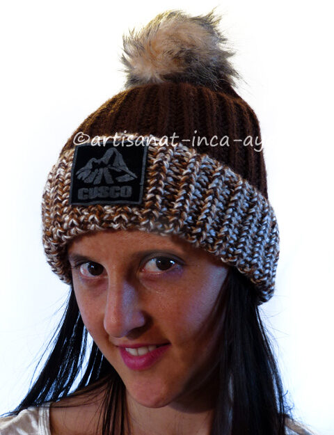 Bonnet en laine avec un gros pompon