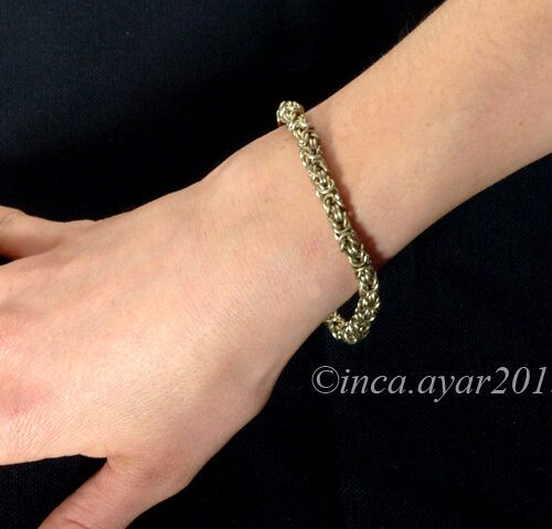 Bracelet en métal argenté monté en maille royale
