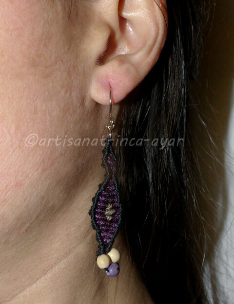 Boucles d'oreilles en macramé noir et violette ornées de graines