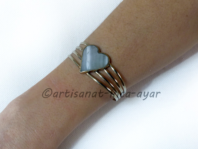 Bracelet en métal argenté rigide et pierre d'onyx blanc en coeur