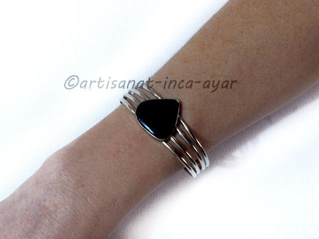 Bracelet en métal argenté rigide et pierre d'obsidienne en goutte