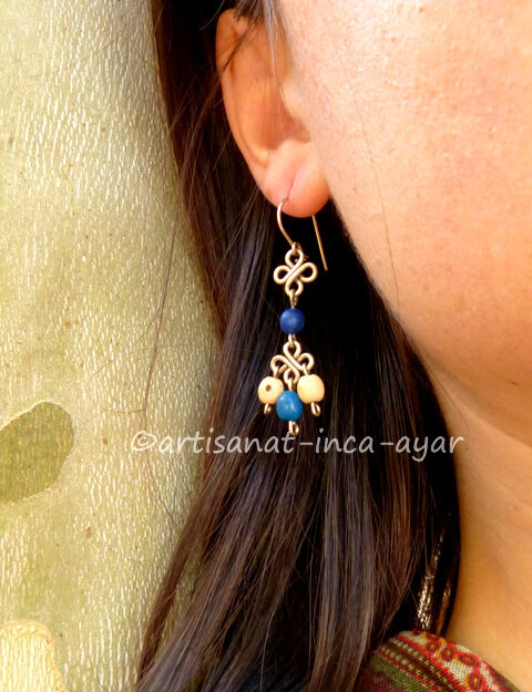 Petites boucles d'oreilles en trèfles bleu et beige