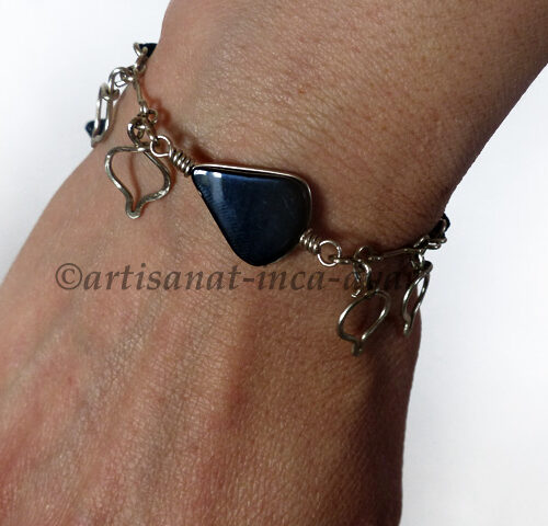 Bracelet en métal argenté et pierre d’onyx noir en goutte
