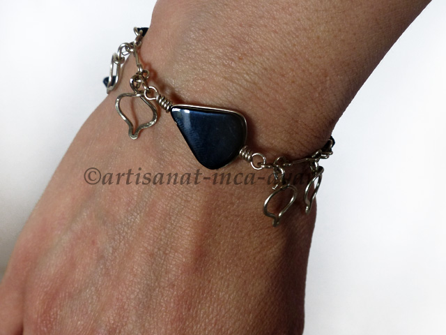 Bracelet en métal argenté et pierre d’onyx noir en goutte