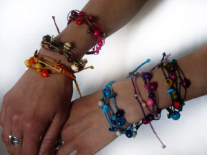 Bracelets de couleurs ornés de pierres et de graines