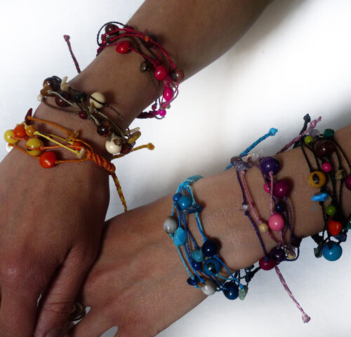 Bracelets de couleurs ornés de pierres et de graines