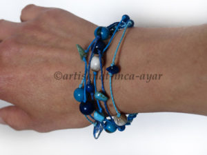 Bracelets de couleurs ornés de pierres et de graines bleus