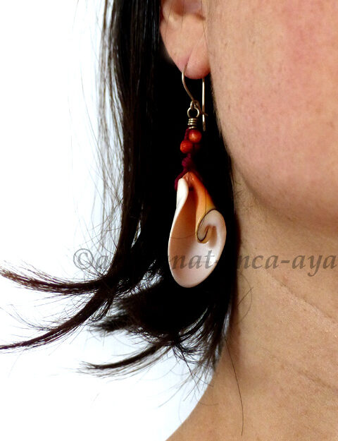 Boucles d'oreilles en coquillage et perles rouges