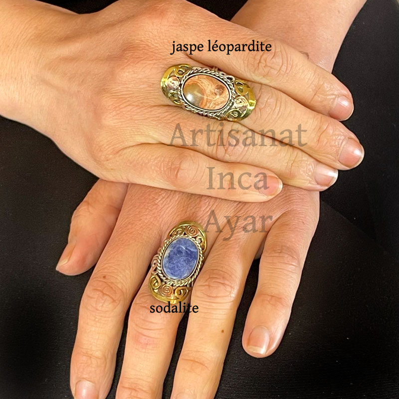 Longues bagues filigranes ornées de pierres semi précieuses