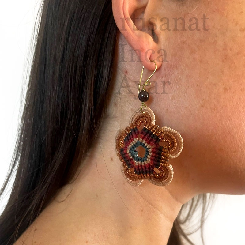 Grandes boucles d'oreilles fleurs de macramé