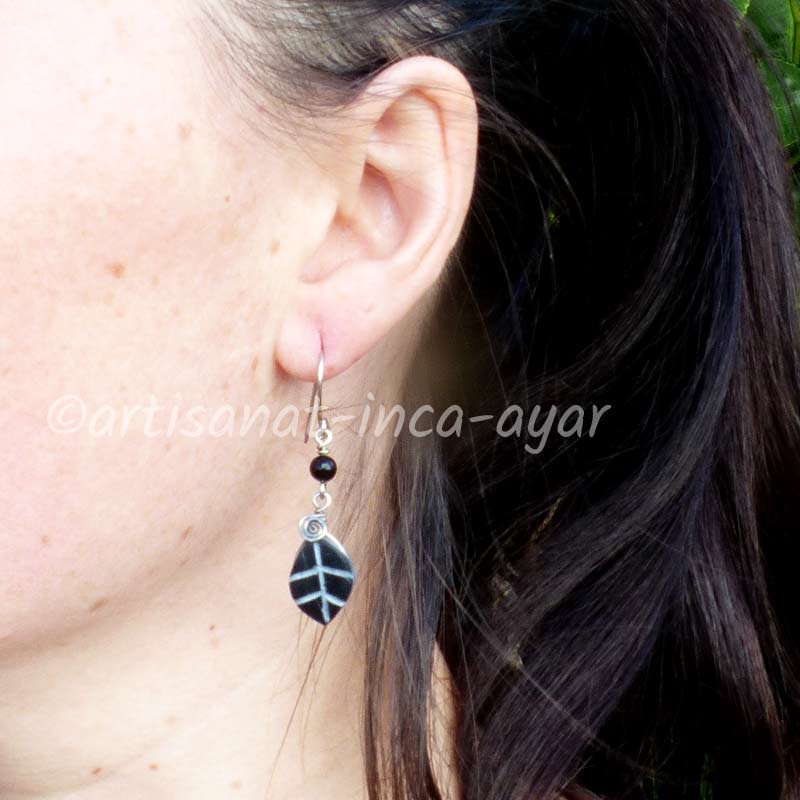 Boucles d'oreilles feuilles taillées en pierre savon noire