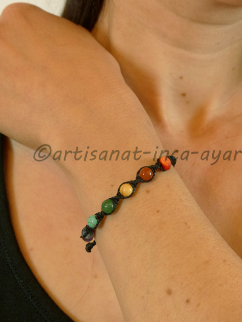 Bracelet beige orné de pierres aux couleurs des 7 chakras