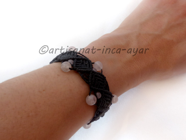 Bracelet tissé macramé noir et pierres de quartz rose