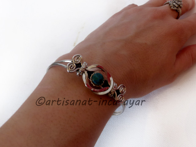 Bracelet fin en métal rigide et pierre de chrysocolle - 2 modèles au choix