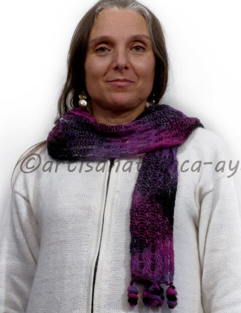 Echarpe en laine d'alpaga noir, violet et rose tissée au crochet