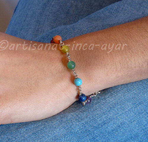 Bracelet en métal argenté et pierres couleurs des 7 chakras