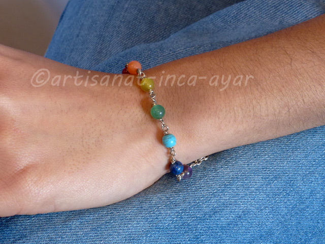 Bracelet en métal argenté et pierres couleurs des 7 chakras