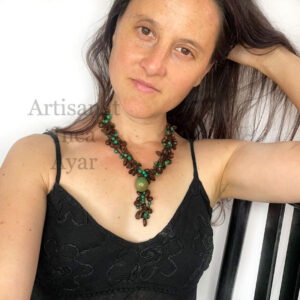 Collier en grains de café et graines vertes d'achiras