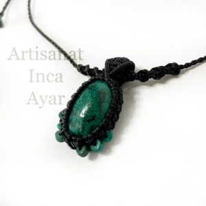Collier en macramé noir avec ses pierres de chrysocolle