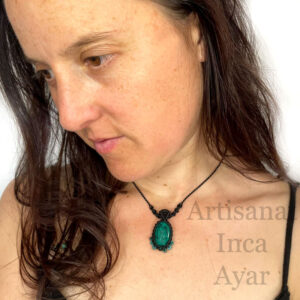 Collier en macramé noir avec ses pierres de chrysocolle