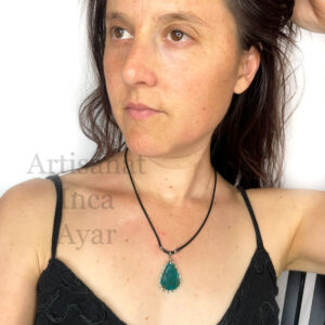 Pendentif de chrysocolle en goutte sertie en vagues de métal
