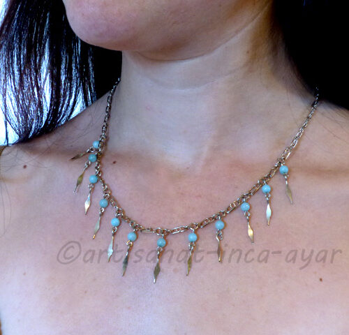 Collier en métal orné de petites perles d'amazonite
