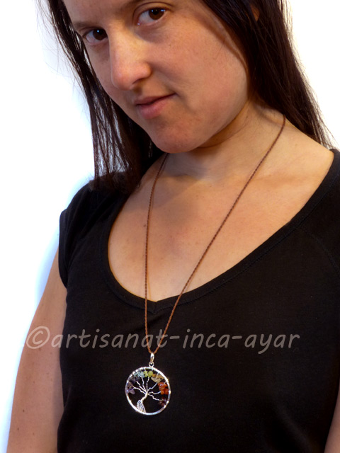 Collier petit pendentif arbre de vie cerclé en pierres semi précieuses
