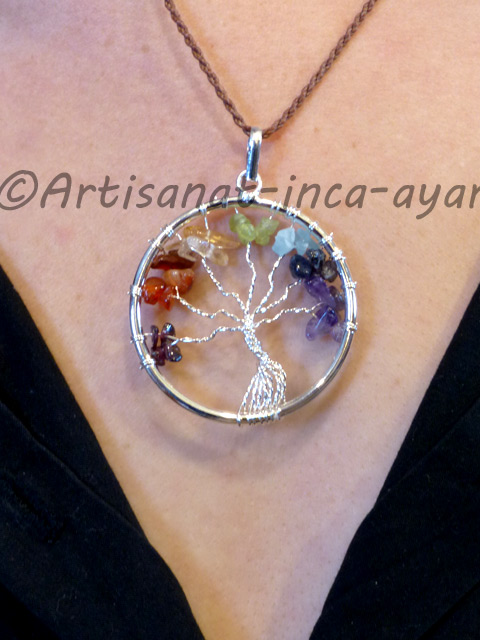 Collier petit pendentif arbre de vie cerclé en pierres semi précieuses