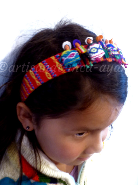 Serre tête enfant décoré de personnages péruviens