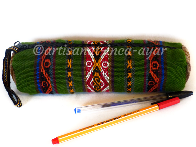 Trousse cylindrique en tissu péruvien traditionnel