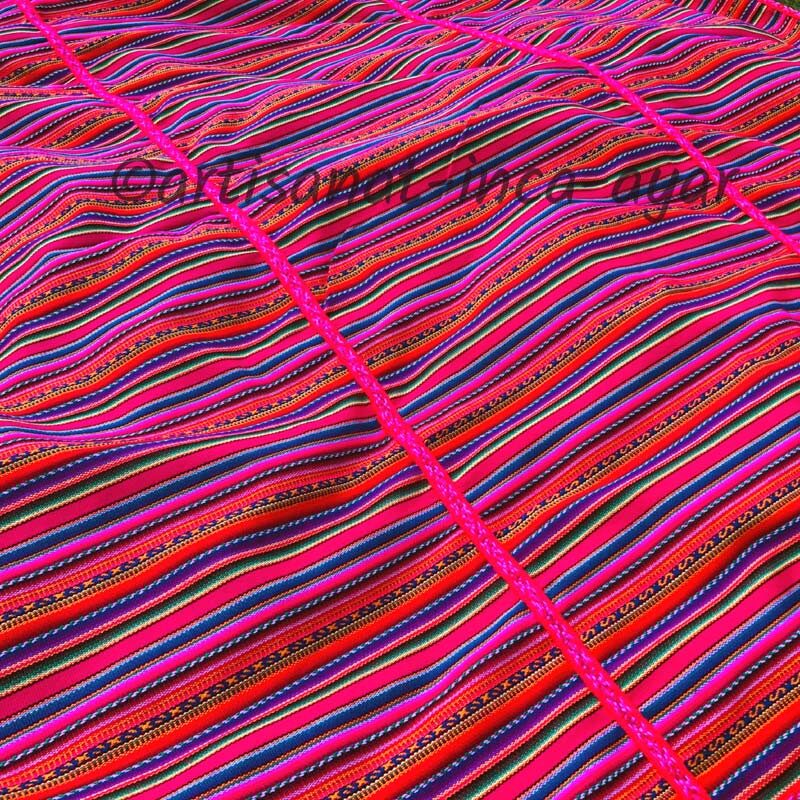 tissu-peruvien-avec-lisere-rose