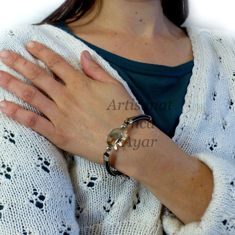 Bracelet en métal martelé avec un arbre de vie doré