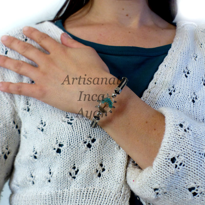 Bracelet en métal martelé avec un arbre de vie vert
