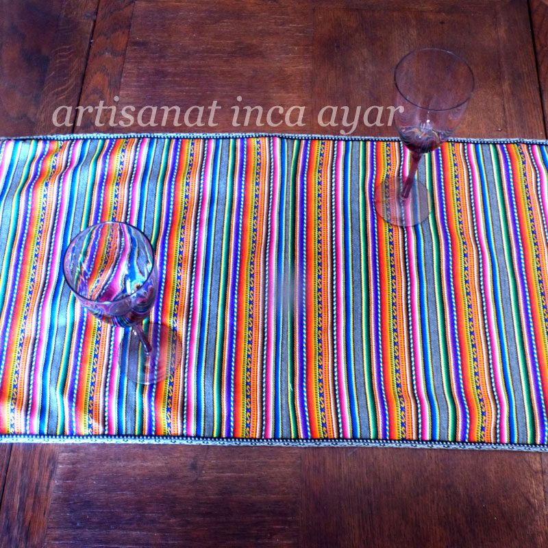 Chemin de table en tissu péruvien gris et multicolore