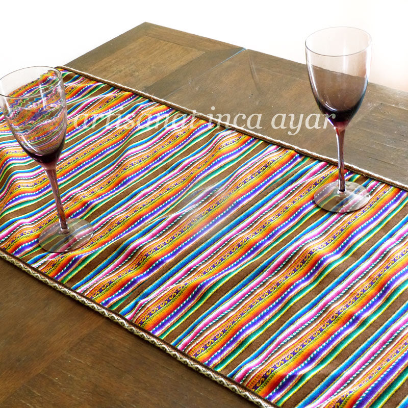 Chemin de table en tissu péruvien marron et multicolore