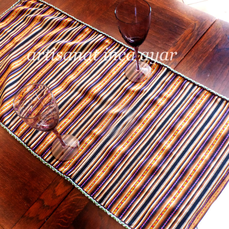 Chemin de table en tissu péruvien marron et noir