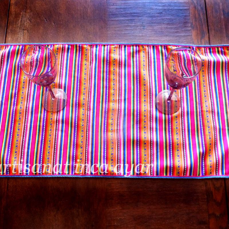 Chemin de table en tissu péruvien fuchsia et multicolore